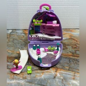 Vintage Bluebird Polly Pocket Ski Lodge 1996 complete set